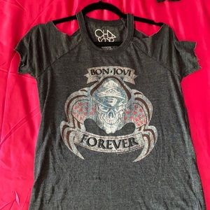 t-shirt with holes on ur shoulder